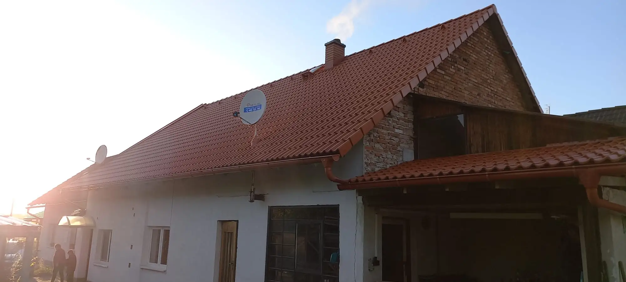 Venkovský dům s novou střechou a okapovým systémem